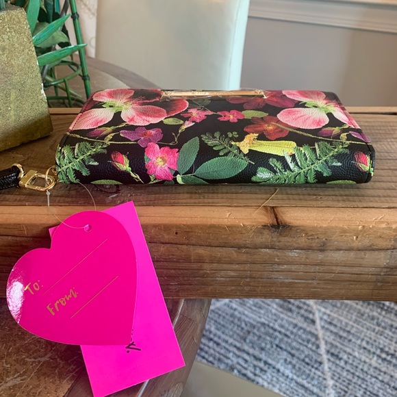 BETSEY JOHNSON 2021 BLACK FLORAL WRISTLET main image 6